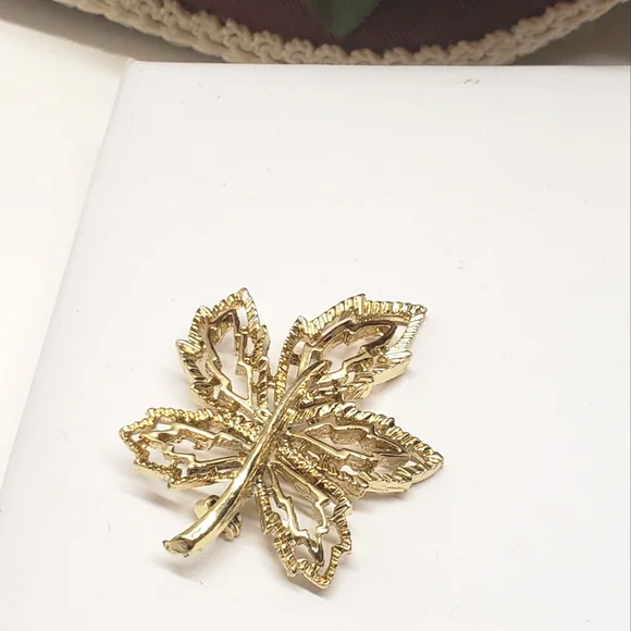 Vintage Golden Maple Leaf Brooch - Picture 1 of 5